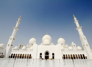 Viaggio ad Abu Dhabi: visitare la Grande Moschea dello Sceicco Zayed