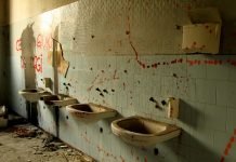 Luoghi insoliti in Lombardia: il Manicomio di Mombello luoghi-insoliti-in-lombardia-il-manicomio-di-mombello-bagni-writers