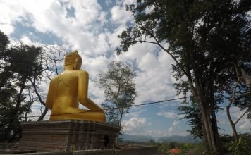 Tatuaggio Thai in Thailandia in un tempio buddista tatuaggio-thai-in-thailandia-in-un-tempio-buddista-esterno-tempio