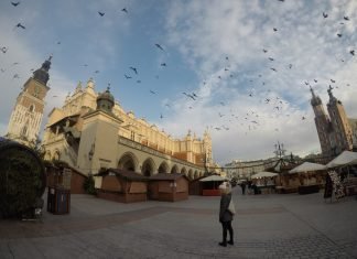 Cosa vedere a Cracovia in 2 giorni cosa-vedere-a-cracovia-in-2-giorni-piazza-mercato-giorno