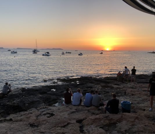 Cosa fare a Ibiza in 4 giorni: mare, divertimenti e mercati hippy cosa-fare-a-ibiza-in-4-giorni-mare-divertimenti-e-mercati-hippy-saint-antony-tramonto